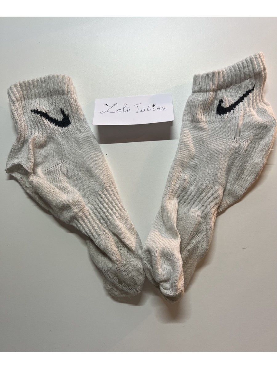 Chaussettes Nike de sport longues — trouées et délavées