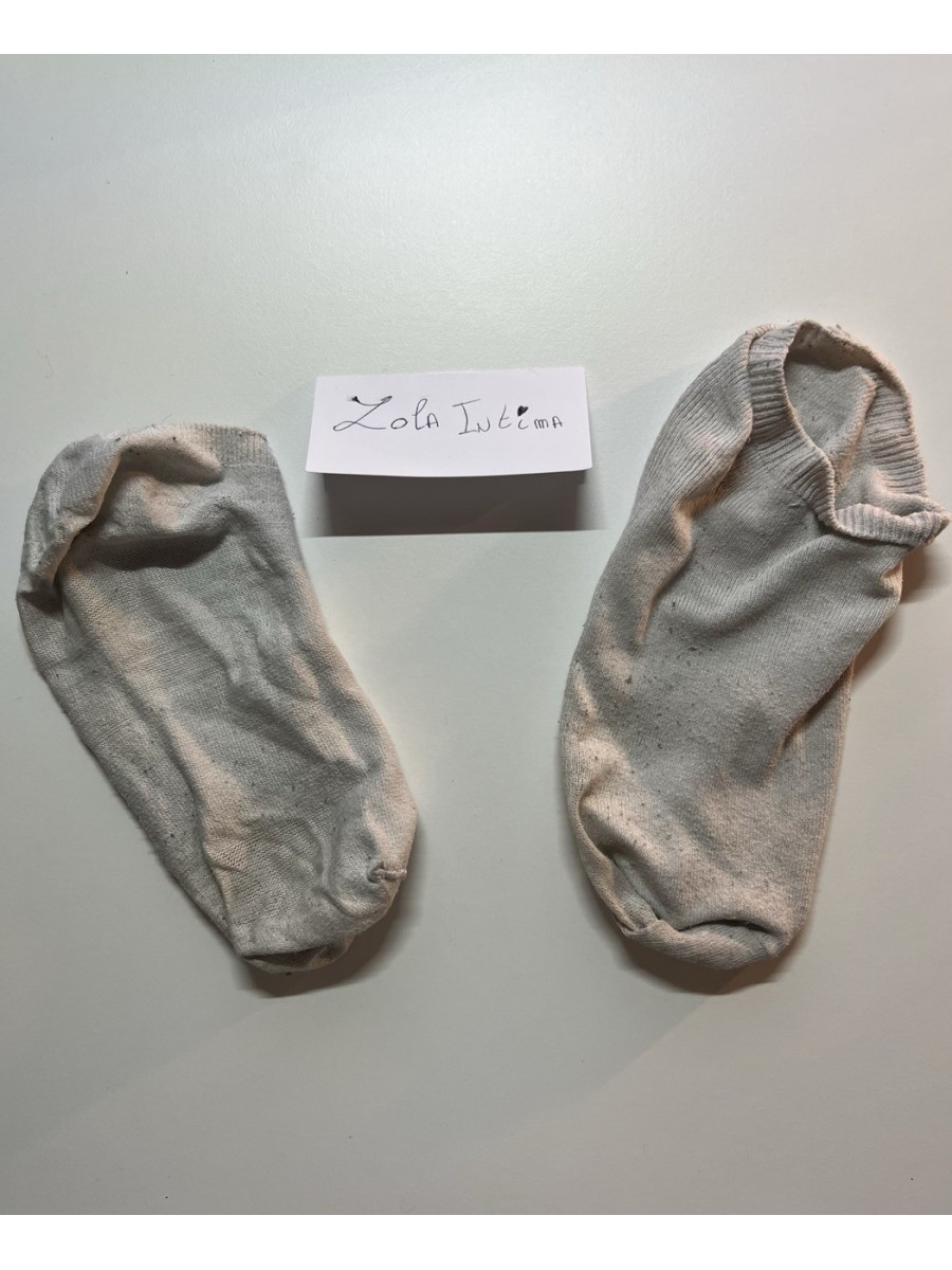 Chaussettes blanches sans marque — souvent portées, délavées